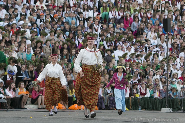 XI Latvijas skolu jaunatnes dziesmu un deju svētku noslēguma koncerts uzlādē latvisko garu 155400