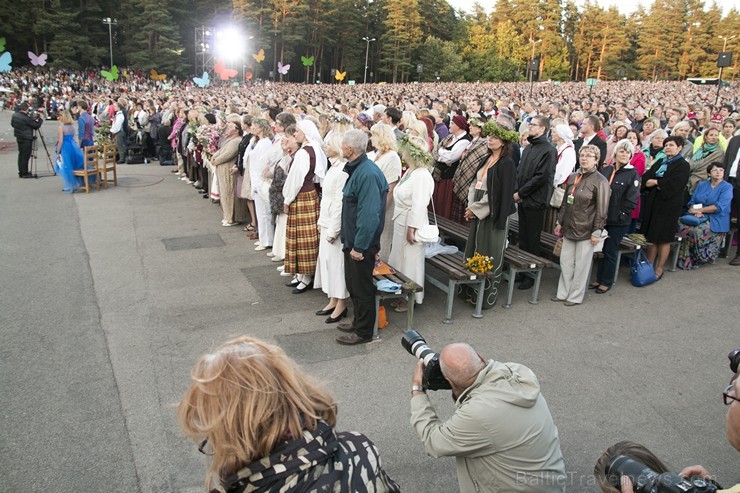 XI Latvijas skolu jaunatnes dziesmu un deju svētku noslēguma koncerts uzlādē latvisko garu 155411