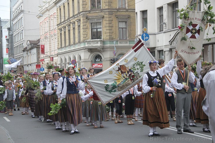 Travelnews.lv uzķer fotomirkļus skolu jaunatnes dziesmu un deju svētku gājienā 155422