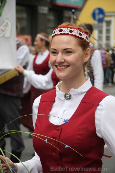 Travelnews.lv uzķer fotomirkļus skolu jaunatnes dziesmu un deju svētku gājienā 155437