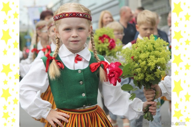 Travelnews.lv uzķer fotomirkļus skolu jaunatnes dziesmu un deju svētku gājienā 155439