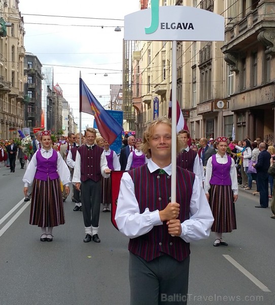 Travelnews.lv uzķer fotomirkļus skolu jaunatnes dziesmu un deju svētku gājienā 155461