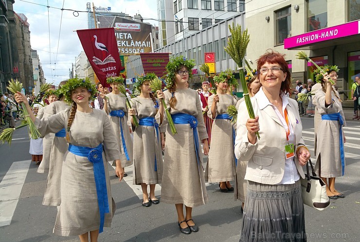 Travelnews.lv uzķer fotomirkļus skolu jaunatnes dziesmu un deju svētku gājienā 155465