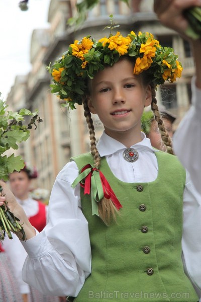 Travelnews.lv uzķer fotomirkļus skolu jaunatnes dziesmu un deju svētku gājienā 155471