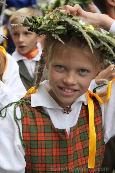 Travelnews.lv uzķer fotomirkļus skolu jaunatnes dziesmu un deju svētku gājienā 155481