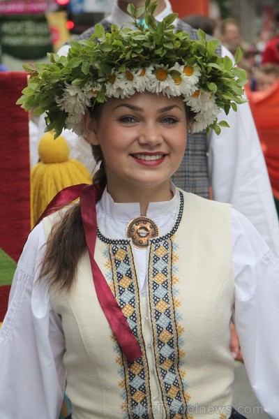 Travelnews.lv uzķer fotomirkļus skolu jaunatnes dziesmu un deju svētku gājienā 155496