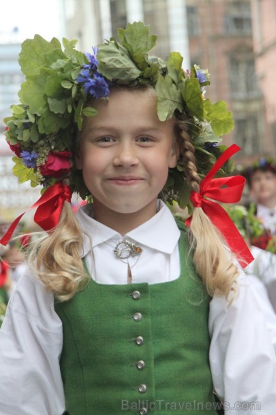 Travelnews.lv uzķer fotomirkļus skolu jaunatnes dziesmu un deju svētku gājienā 155497