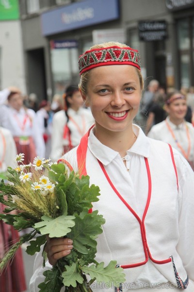 Travelnews.lv uzķer fotomirkļus skolu jaunatnes dziesmu un deju svētku gājienā 155499