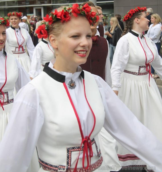 Travelnews.lv uzķer fotomirkļus skolu jaunatnes dziesmu un deju svētku gājienā 155503