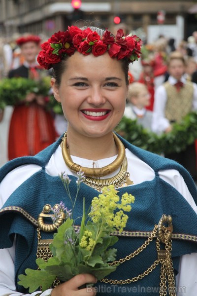 Travelnews.lv uzķer fotomirkļus skolu jaunatnes dziesmu un deju svētku gājienā 155514