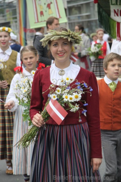 Travelnews.lv uzķer fotomirkļus skolu jaunatnes dziesmu un deju svētku gājienā 155515