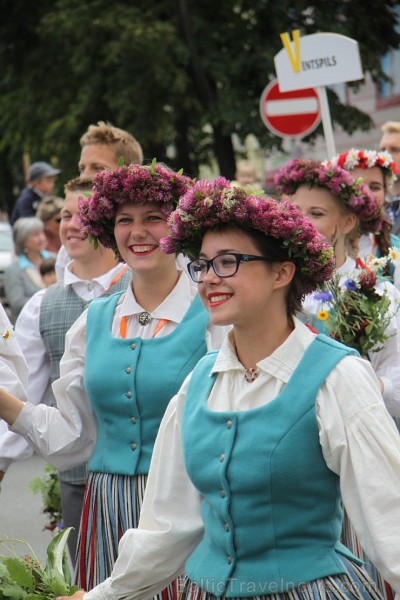 Travelnews.lv uzķer fotomirkļus skolu jaunatnes dziesmu un deju svētku gājienā 155520