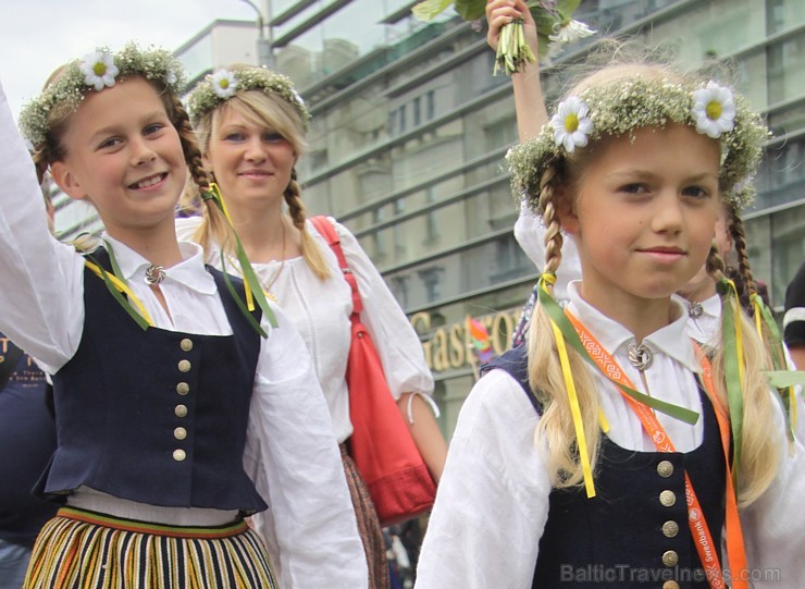 Travelnews.lv uzķer fotomirkļus skolu jaunatnes dziesmu un deju svētku gājienā 155531