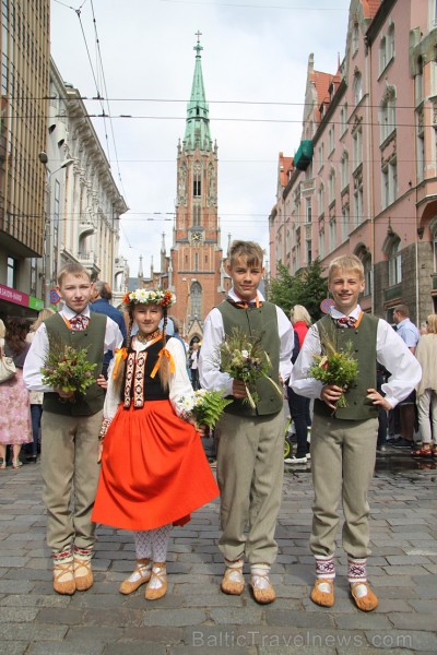 Travelnews.lv uzķer fotomirkļus skolu jaunatnes dziesmu un deju svētku gājienā 155537