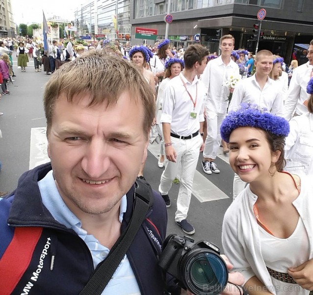 Travelnews.lv uzķer fotomirkļus skolu jaunatnes dziesmu un deju svētku gājienā 155538