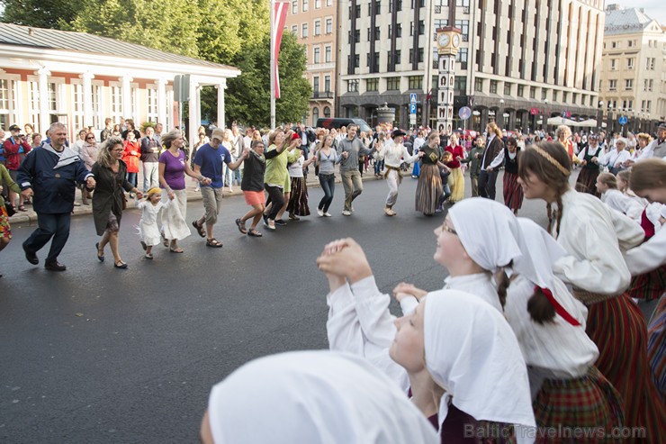 Starptautiskā folkloras festivāla «Baltica 2015» dančus izdejo pie Brīvības pieminekļa 155736