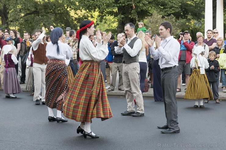 Starptautiskā folkloras festivāla «Baltica 2015» dančus izdejo pie Brīvības pieminekļa 155741