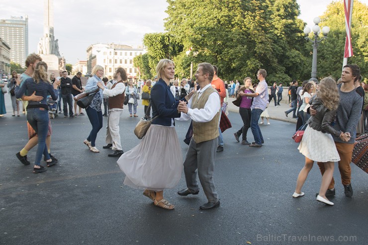 Starptautiskā folkloras festivāla «Baltica 2015» dančus izdejo pie Brīvības pieminekļa 155745