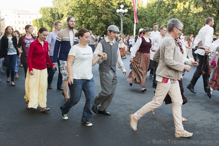 Starptautiskā folkloras festivāla «Baltica 2015» dančus izdejo pie Brīvības pieminekļa 155753