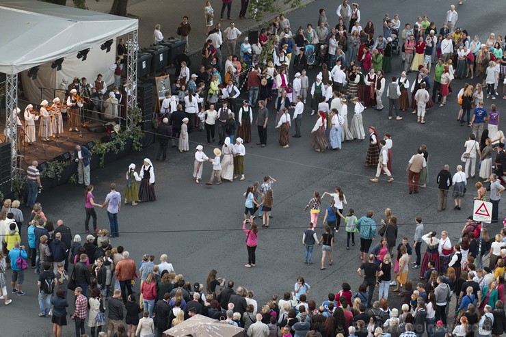 Starptautiskā folkloras festivāla «Baltica 2015» dančus izdejo pie Brīvības pieminekļa 155763