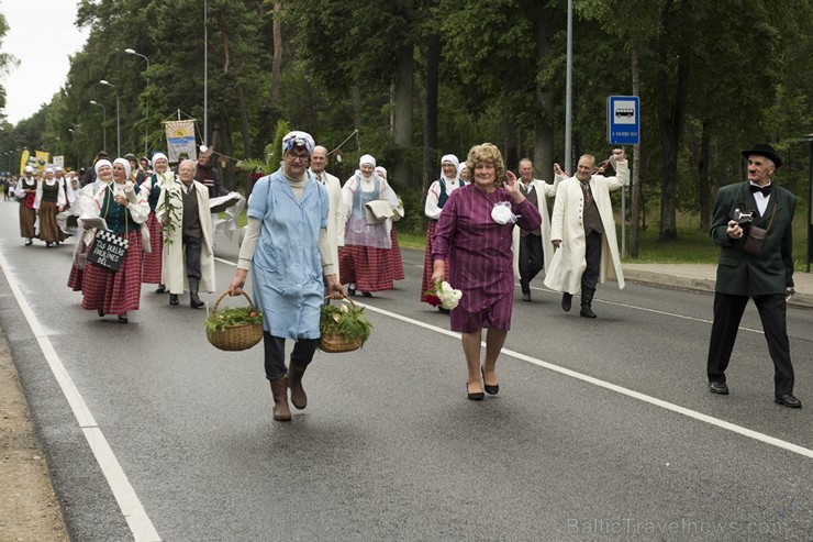 Saulkrastu svētku gājiens veltīts kino tematikai 155818