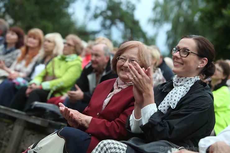 Pirmais Operetes festivāls veiksmīgi sapulcējis pilnus skatītāju solus un tas nepaliek bez atzinīgām apmeklētāju ovācijām. 156029