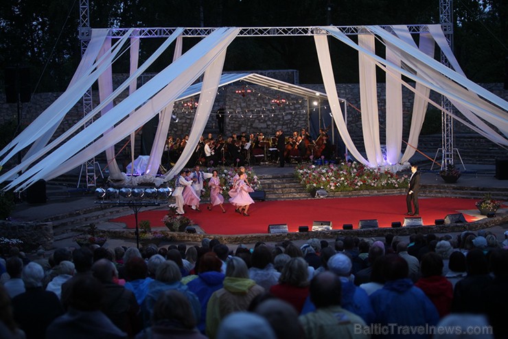 Pirmais Operetes festivāls veiksmīgi sapulcējis pilnus skatītāju solus un tas nepaliek bez atzinīgām apmeklētāju ovācijām. 156058