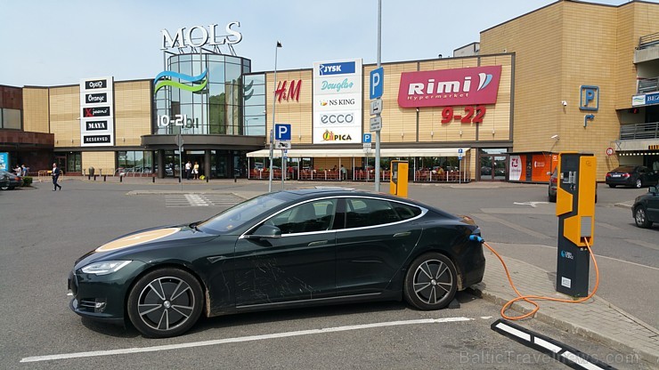 Lai Tesla Model S uzlādētu baterijas ir vajadzīgas no 1 līdz 4 stundām, jo tas ir atkarīgs cik jaudīga ir uzlādes stacija 156082