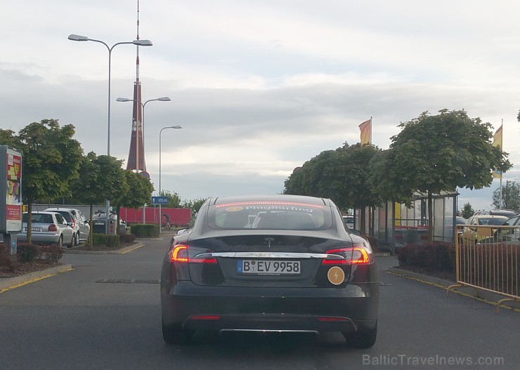 Mūsu testa Tesla Model S līdz 100 km/h ieskrienas par 5,5 sekundēm, bet jaudīgākie Tesla modeļi to paveic mazliet virs 3 sekundēm 156091