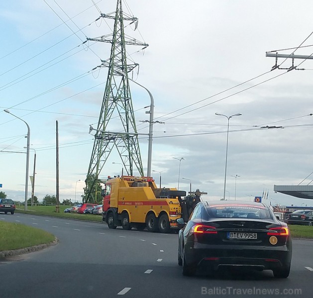 Tesla Model S ir apmēram 2 tonnas smaga, taču zemais smaguma centrs ļauj šo mašīnu dinamiski vadīt arī līkumos 156095