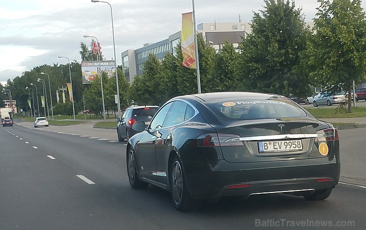 Jau drīzumā Tesla Model S varēs braukt pa sabiedriskā transporta joslu Rīgā 156120