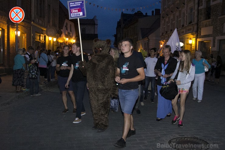 Cēsu svētkos atjaunota gājiena tradīcija 156356