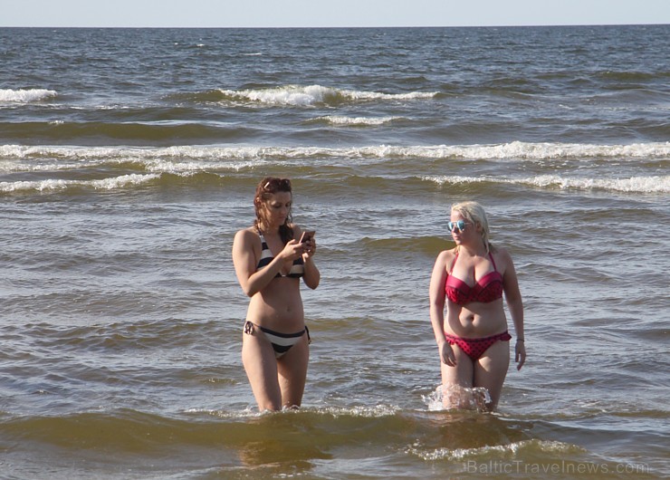 Travelnews.lv apciemo smilšaino Jūrmalas pludmali ar cerību uz siltu vasaru... liela daļa atpūtnieku ir balti 156606
