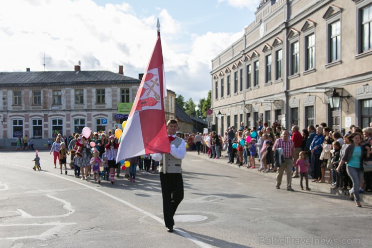 Ar tradicionālo svētku gājienu atklāti Limbažu pilsētas svētki 156813