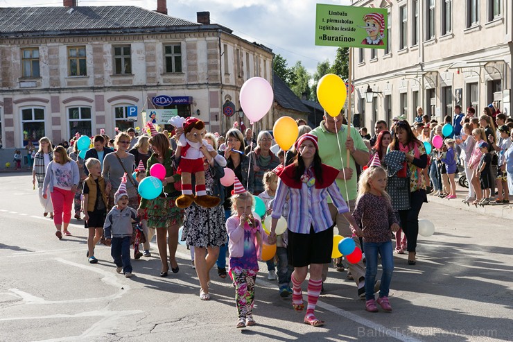 Ar tradicionālo svētku gājienu atklāti Limbažu pilsētas svētki 156814