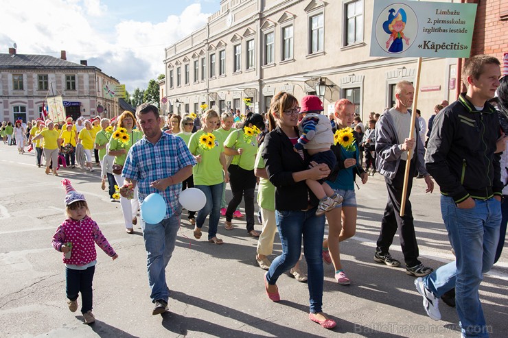 Ar tradicionālo svētku gājienu atklāti Limbažu pilsētas svētki 156819