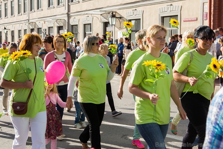 Ar tradicionālo svētku gājienu atklāti Limbažu pilsētas svētki 156820