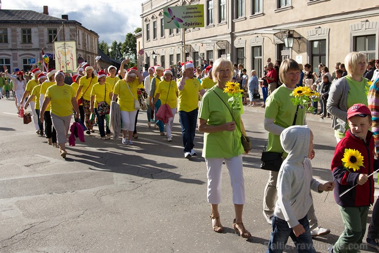 Ar tradicionālo svētku gājienu atklāti Limbažu pilsētas svētki 156821