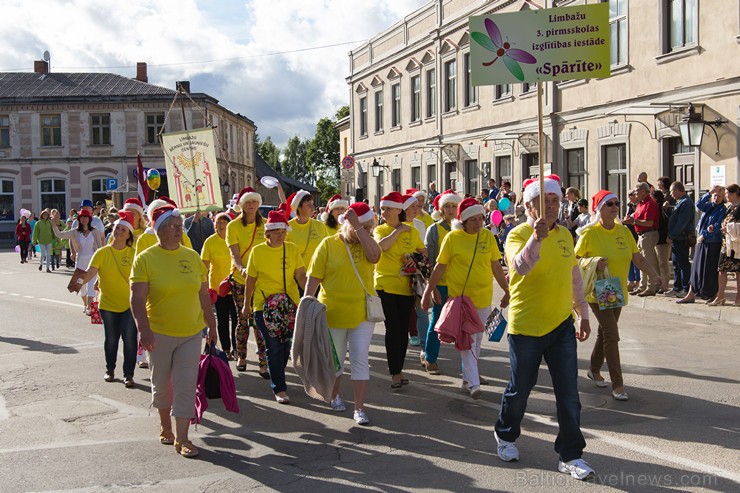 Ar tradicionālo svētku gājienu atklāti Limbažu pilsētas svētki 156822