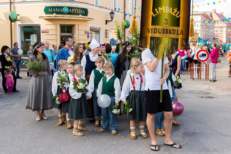 Ar tradicionālo svētku gājienu atklāti Limbažu pilsētas svētki 156828