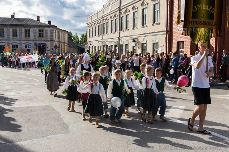 Ar tradicionālo svētku gājienu atklāti Limbažu pilsētas svētki 156830