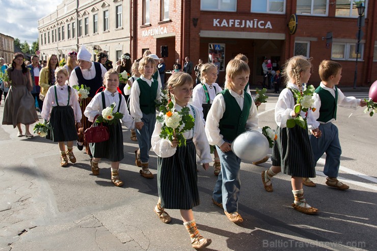 Ar tradicionālo svētku gājienu atklāti Limbažu pilsētas svētki 156831