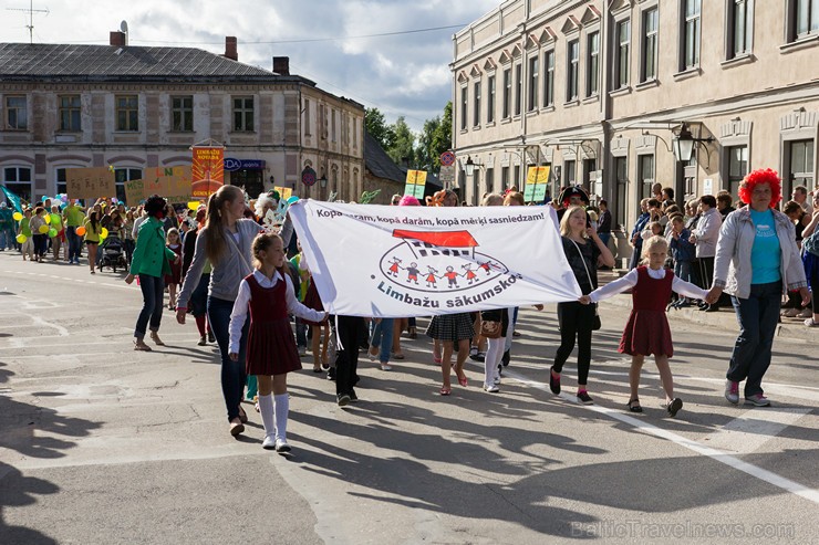 Ar tradicionālo svētku gājienu atklāti Limbažu pilsētas svētki 156833