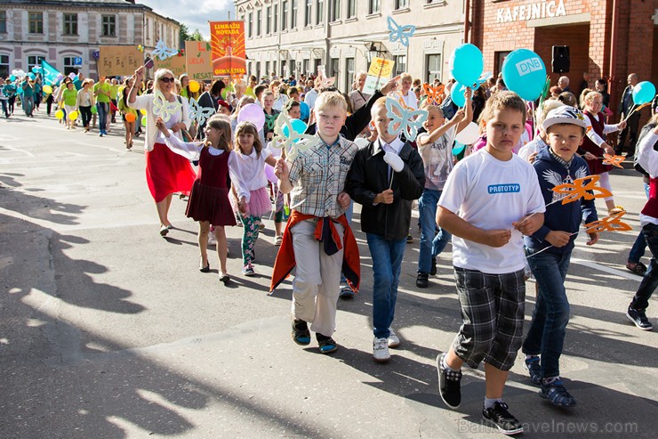 Ar tradicionālo svētku gājienu atklāti Limbažu pilsētas svētki 156834