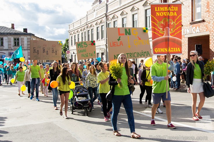 Ar tradicionālo svētku gājienu atklāti Limbažu pilsētas svētki 156835