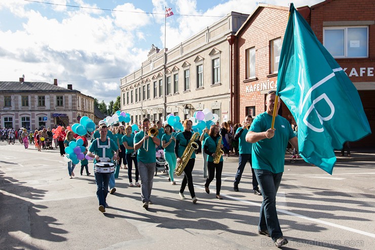 Ar tradicionālo svētku gājienu atklāti Limbažu pilsētas svētki 156838