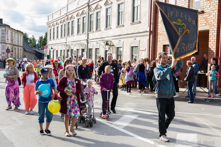 Ar tradicionālo svētku gājienu atklāti Limbažu pilsētas svētki 156842