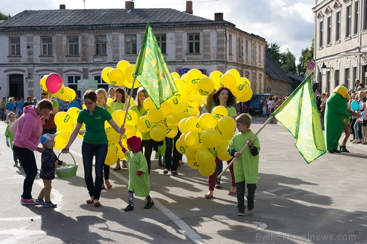 Ar tradicionālo svētku gājienu atklāti Limbažu pilsētas svētki 156851