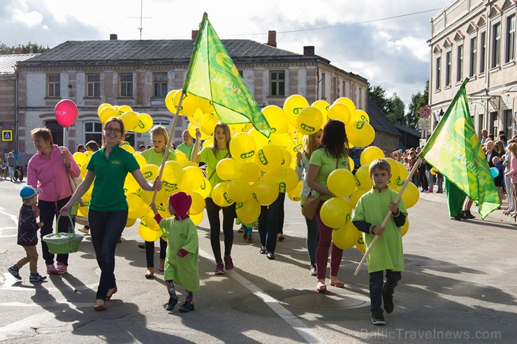 Ar tradicionālo svētku gājienu atklāti Limbažu pilsētas svētki 156852