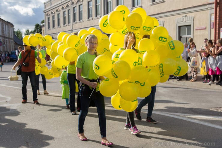 Ar tradicionālo svētku gājienu atklāti Limbažu pilsētas svētki 156853